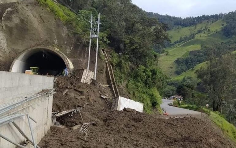 Deslizamiento de tierra bloquea la vía entre Cajamarca y Calarcá