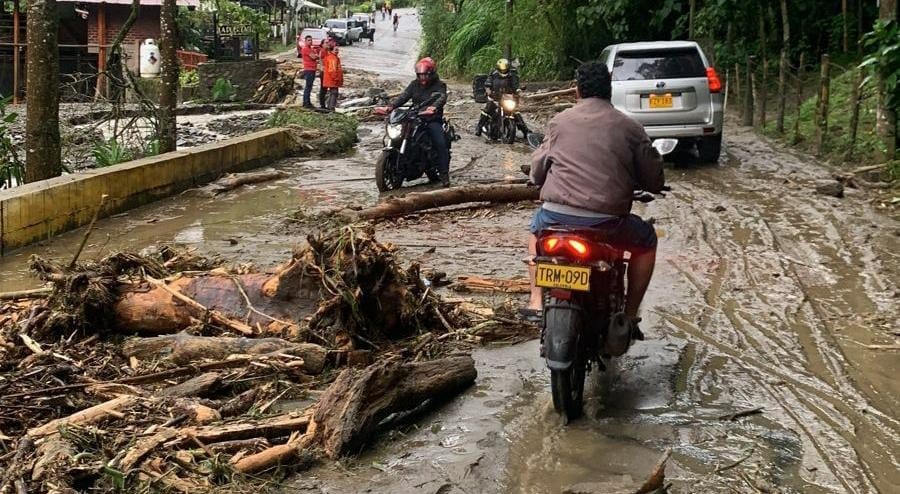 Taponadas varias vías por deslizamientos en el Cañón del Combeima
