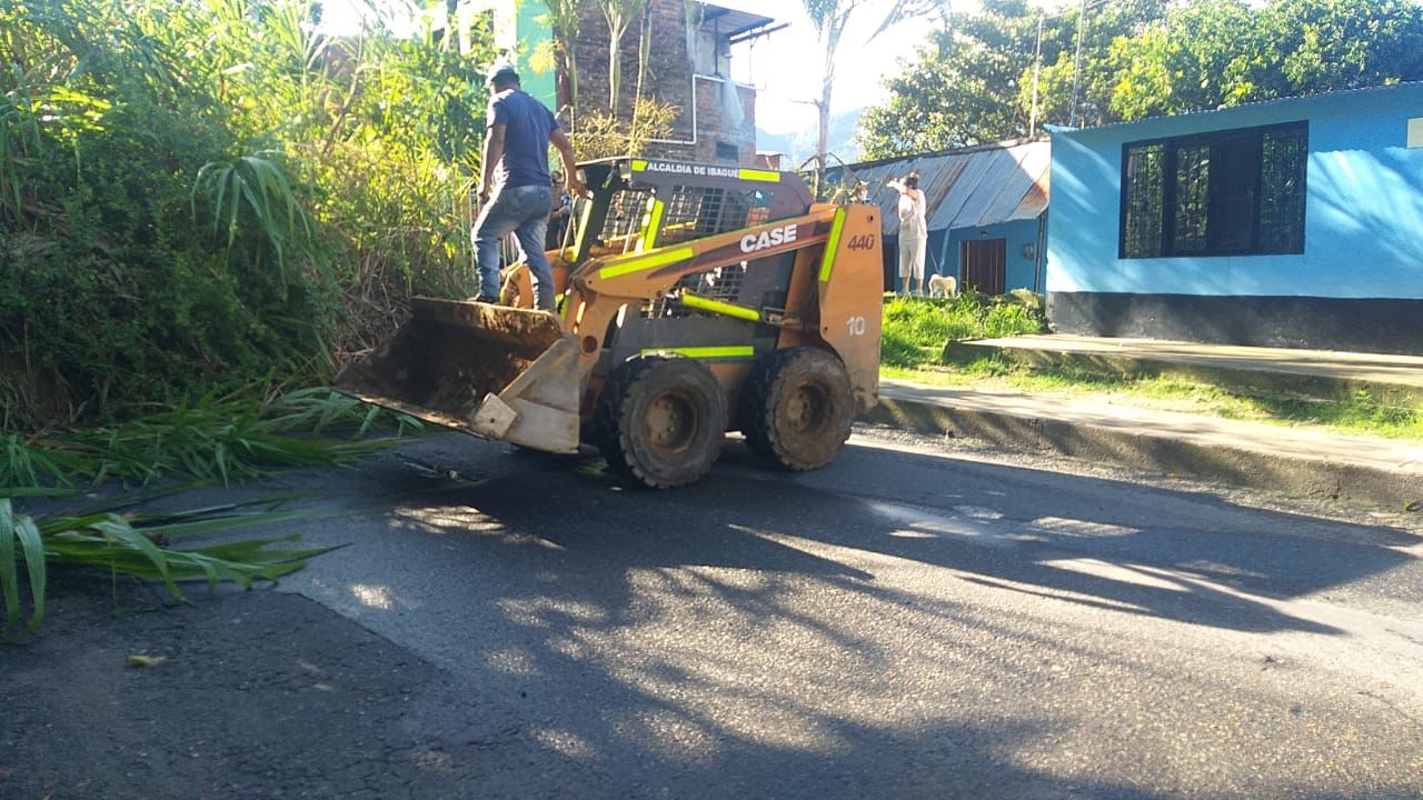 Deslizamientos por fuertes lluvias bloquean varias vías en Ibagué