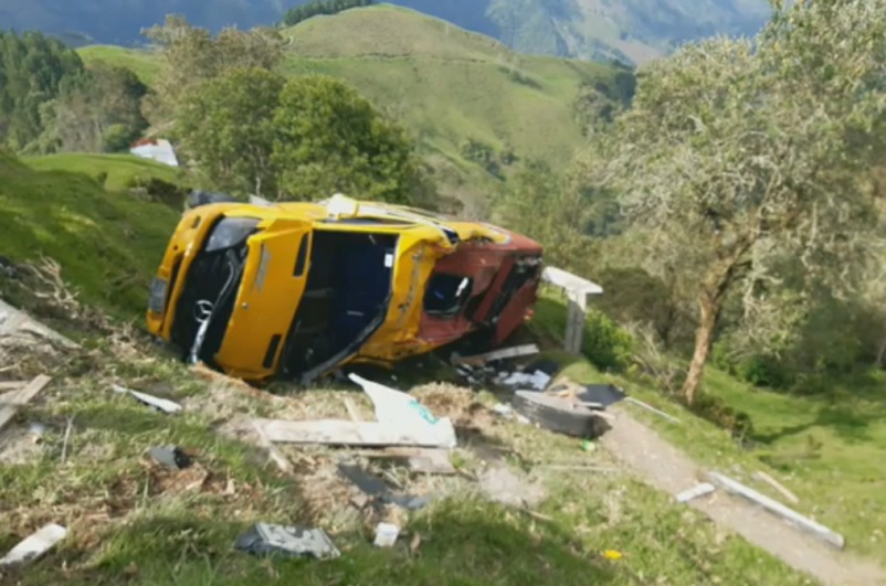 Accidentado bus de la Rápido Tolima en la vía Fresno-Manizales