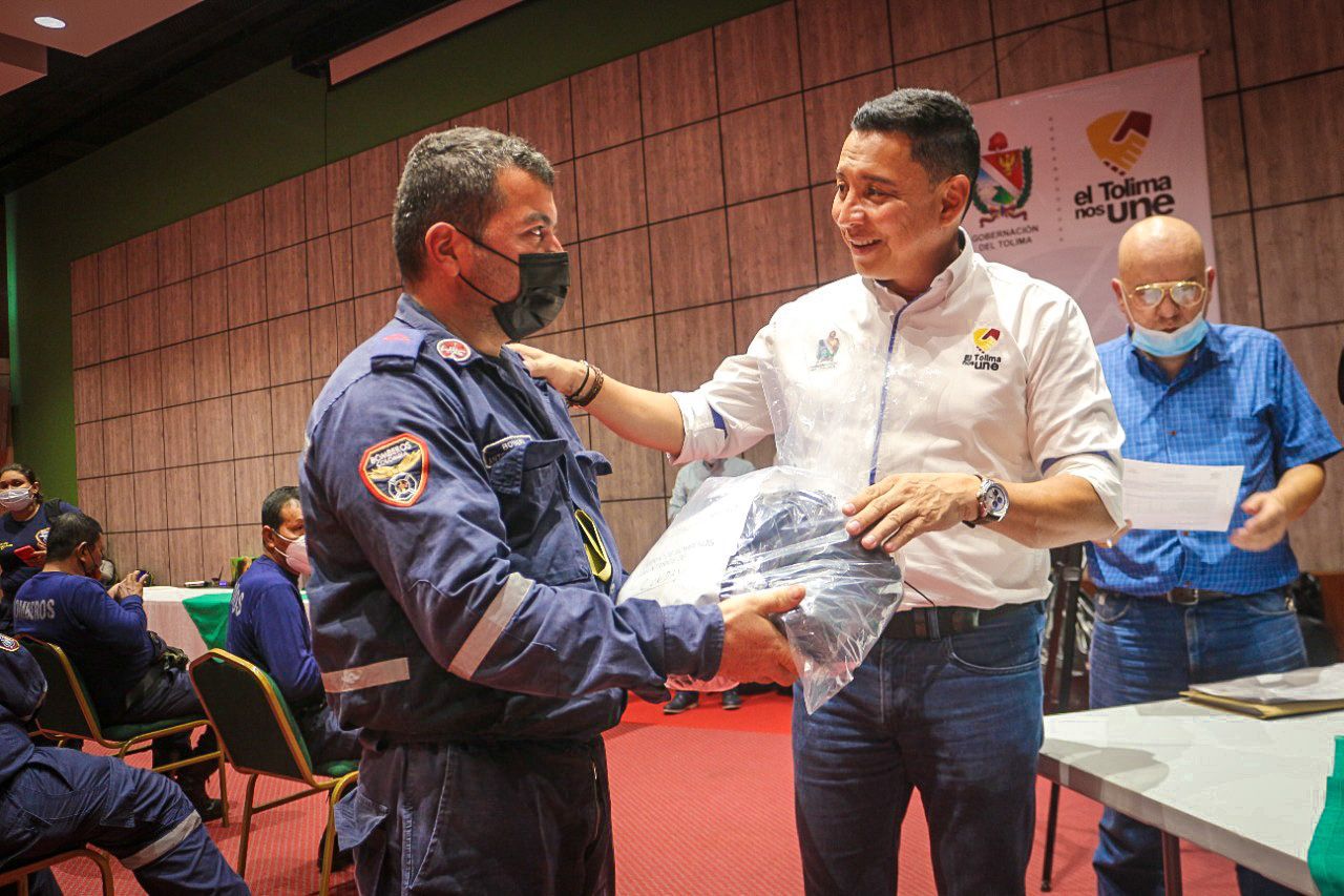 Dotación para 244 bomberos voluntarios del Tolima