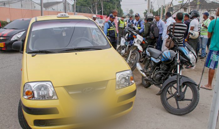 Motociclistas ebrios, el dolor de cabeza de los taxistas