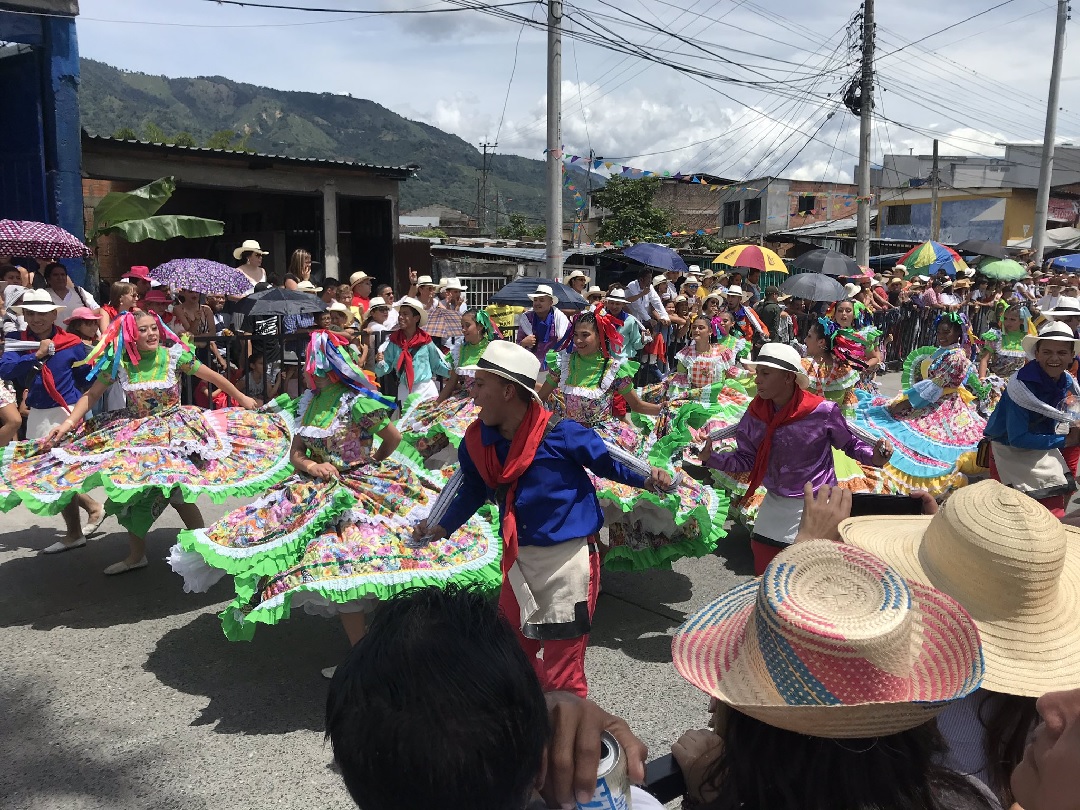 Regresan los desfiles del Festival Folclórico Colombiano por la carrera Quinta