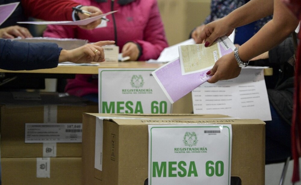 El 60% de los colombianos se identifica políticamente con el centro