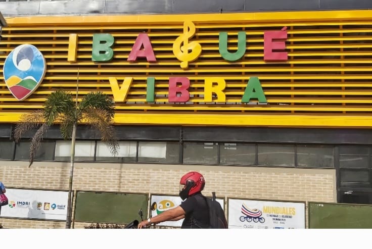 El letrero que riñe con todo…pero ahí sigue