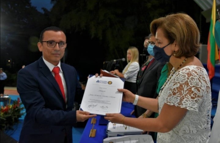 El primer graduado de Derecho en Honda
