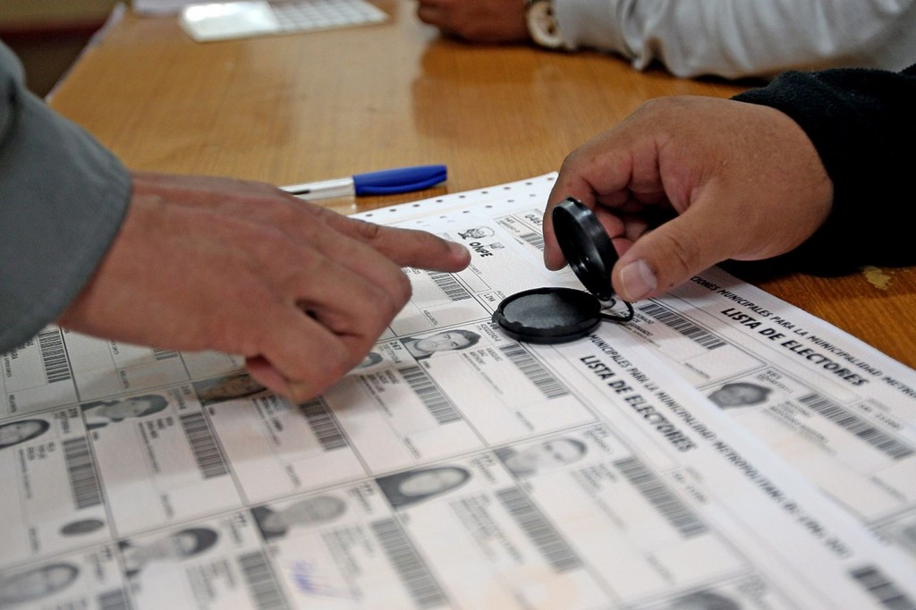 Candidatos a diestra, avales y aparatos a siniestra