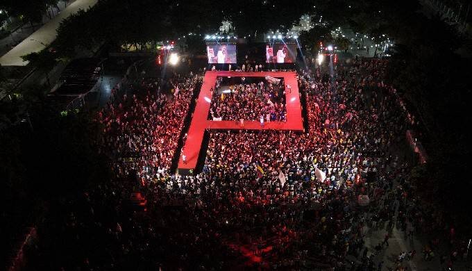 En Barranquilla, Petro pega primero en la carrera por la presidencia