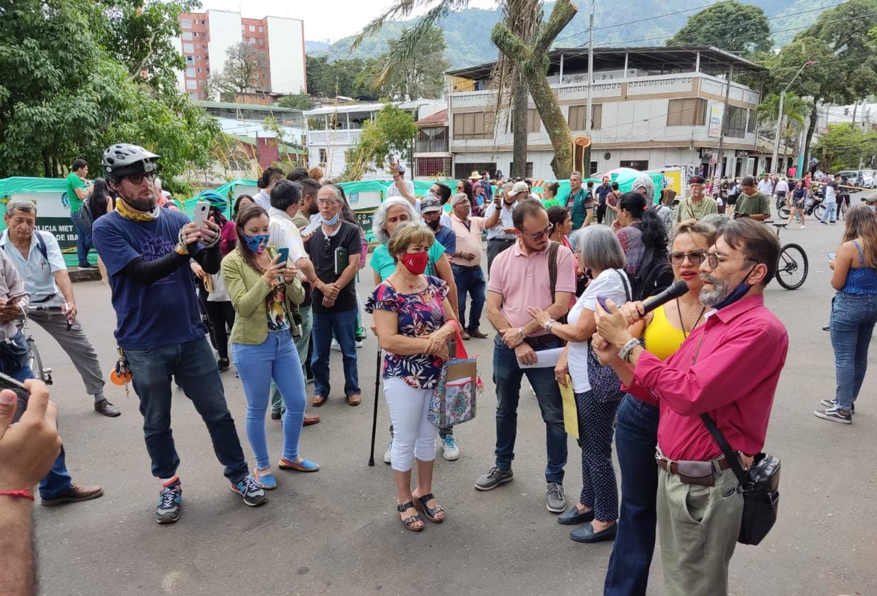 En medio de plantón recogen firmas para denunciar a Cortolima por tala de árboles en el Centenario