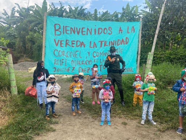 En zonas rurales del Tolima, Policía entrega regalos de Navidad