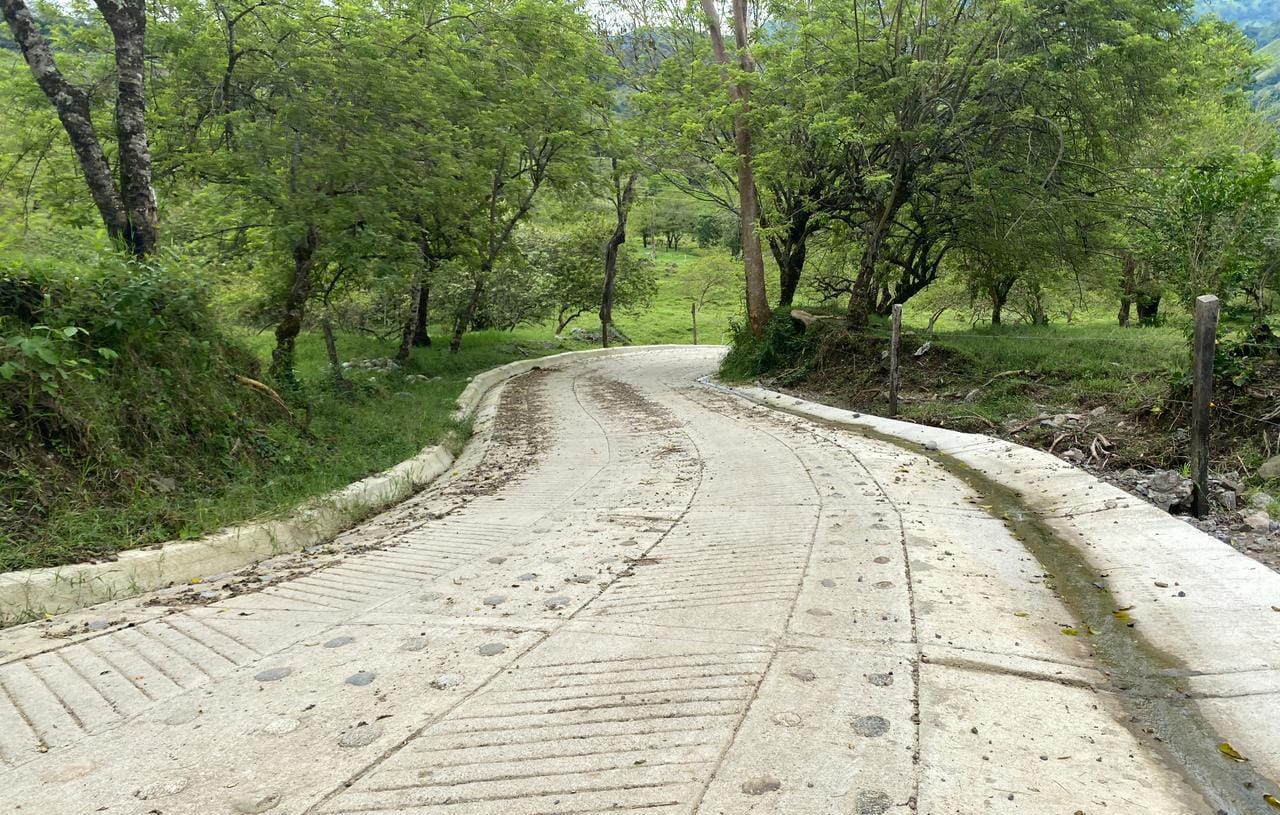 Entregan pavimentación de vía en la zona rural de Planadas