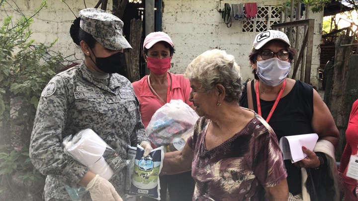 Fuerza Aérea entrega mercados a familias vulnerables del municipio de Flandes