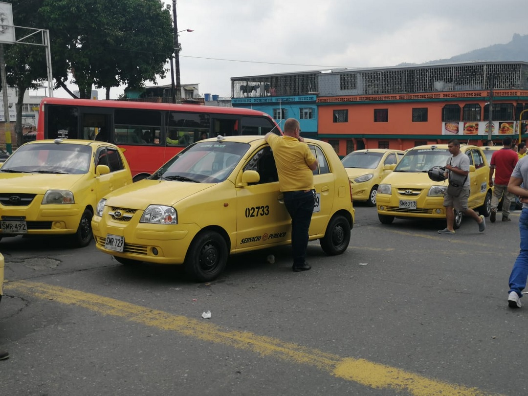 "Taxistas que insistan en bloquear las vías podrían perder su tarjeta de operación": Secretario de Moviliŕdad