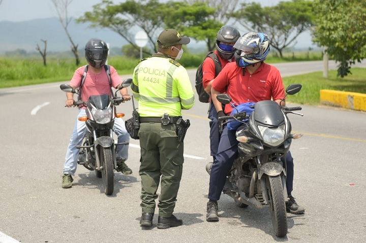 Conozca las excepciones para llevar acompañante en vehículo particular