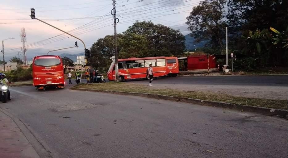Estas son las vías que tienen bloquedas los buseteros en Ibagué
