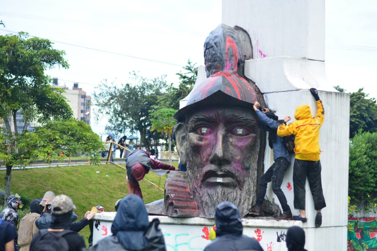Estatua de Andrés López de Galarza en Ibagué fue derribada y arrastrada