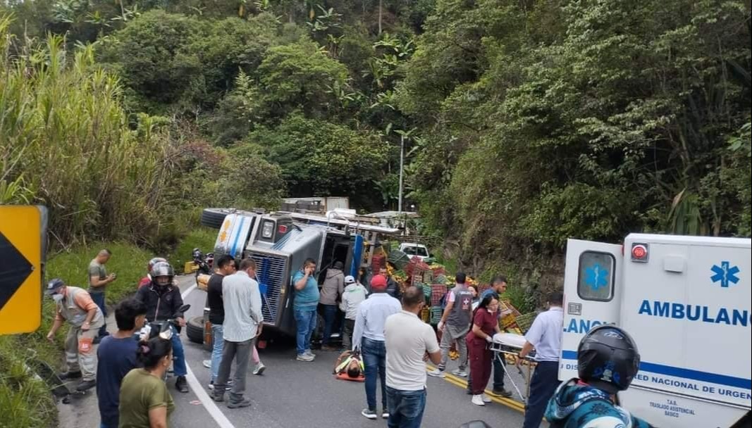 Este miércoles cerrada la vía Ibagué - Cajamarca por volcamiento de un camión