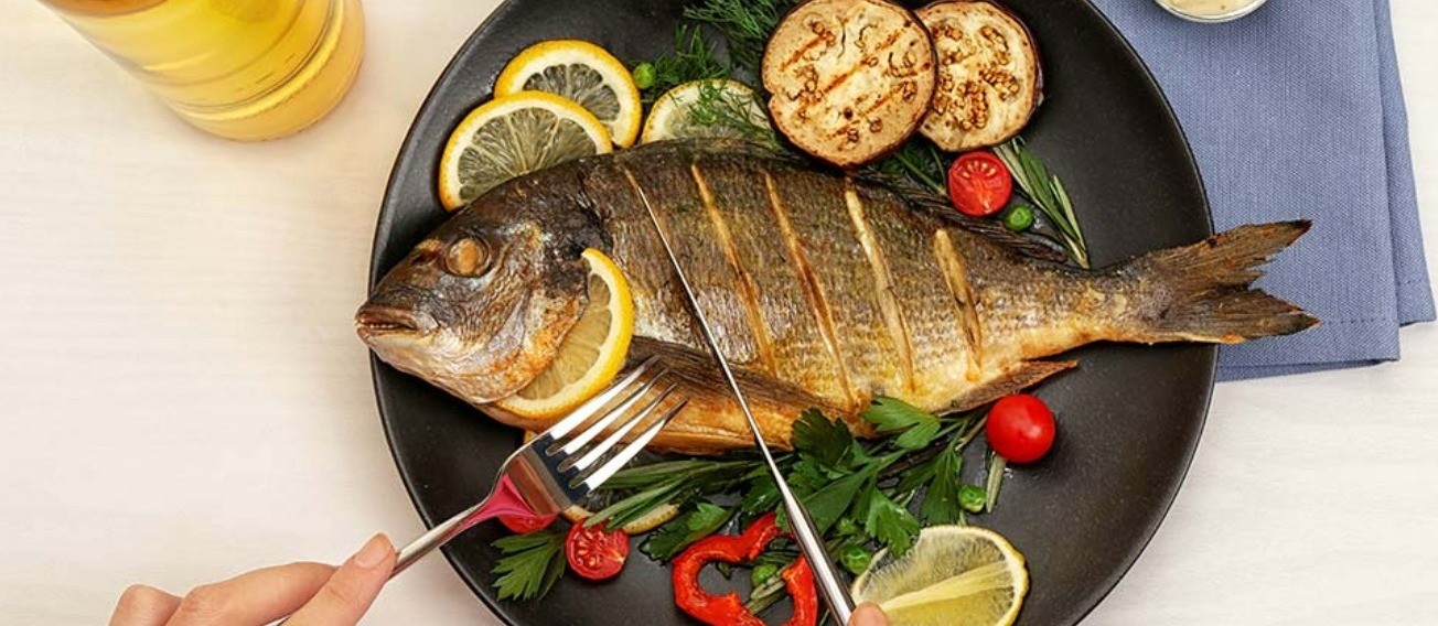 Estos son los riesgos y beneficios de comer pescado