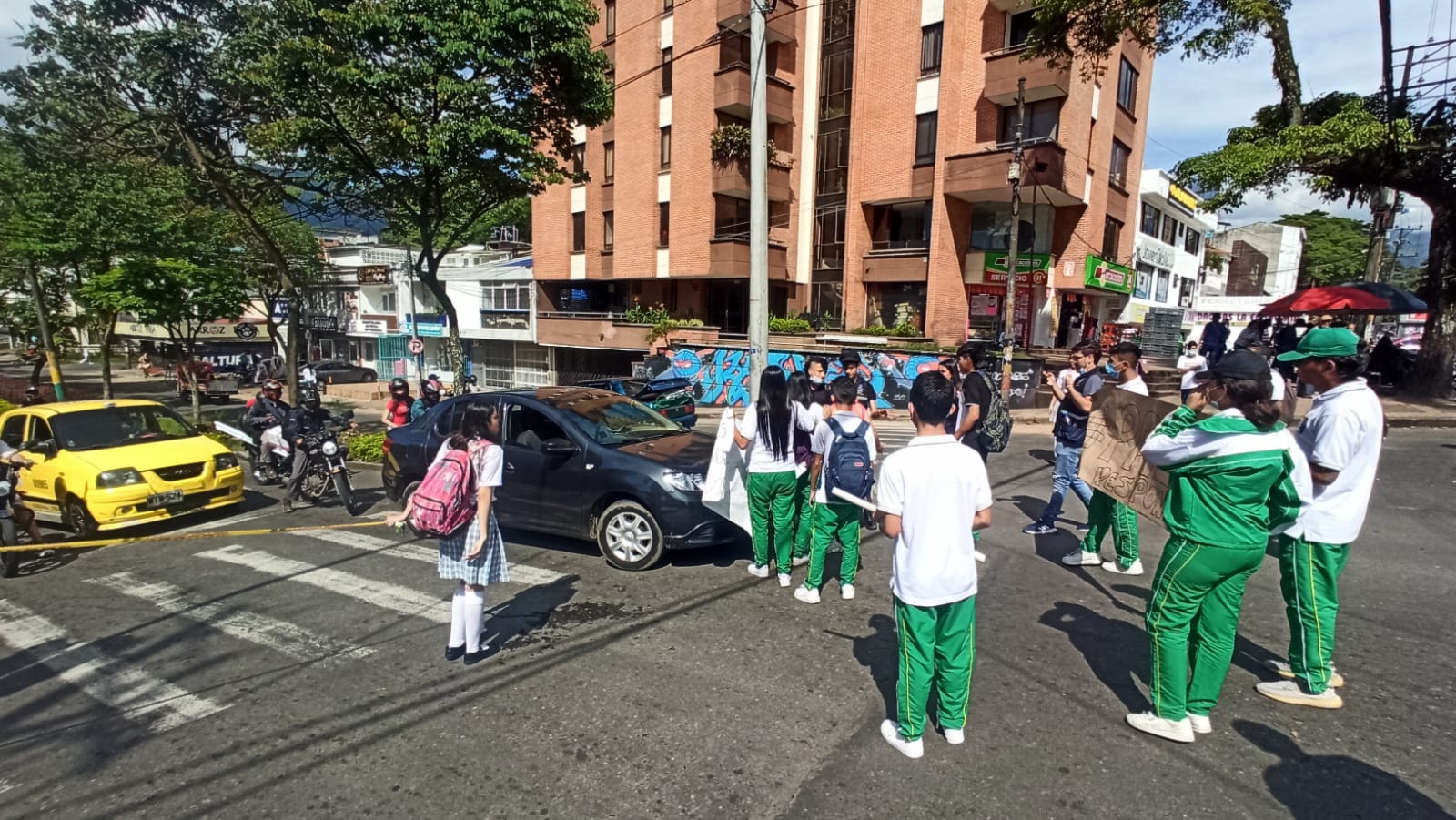 Estudiantes bloquean la carrera Quinta como protesta por el mal servicio del PAE