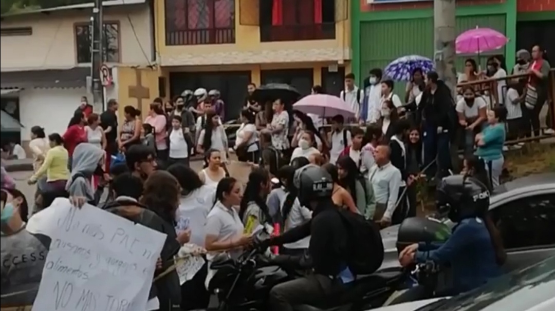 Comunidad del colegio Ciudad Luz bloquea la avenida Pedro Tafur por mal servicio del PAE