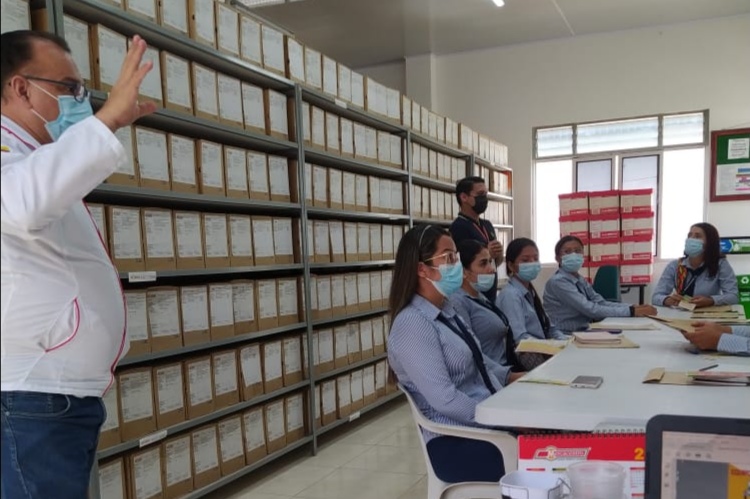 Estudiantes de comunidad sorda inician etapa productiva en Mercacentro