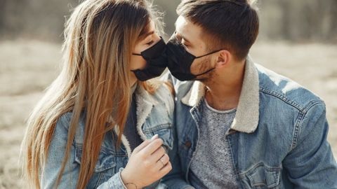 Sexo fuera de casa debe ser con mascarilla