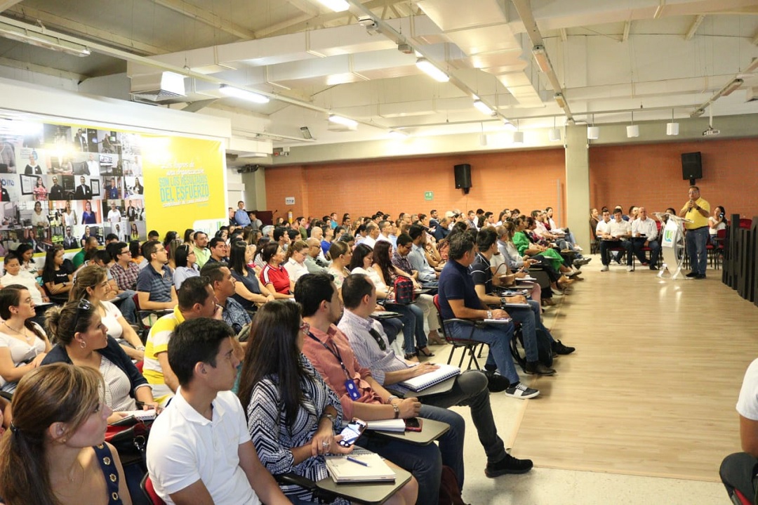 Capacitan a empresarios y profesionales en el manejo de Secop II