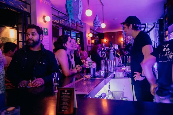 Gobierno autoriza la venta de licor en bares, pero no se podrá bailar