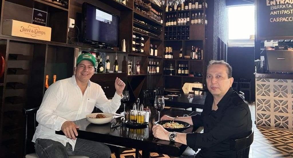 Exsacerdote Freddy Martínez apareció con directivo del Centro Democrático
