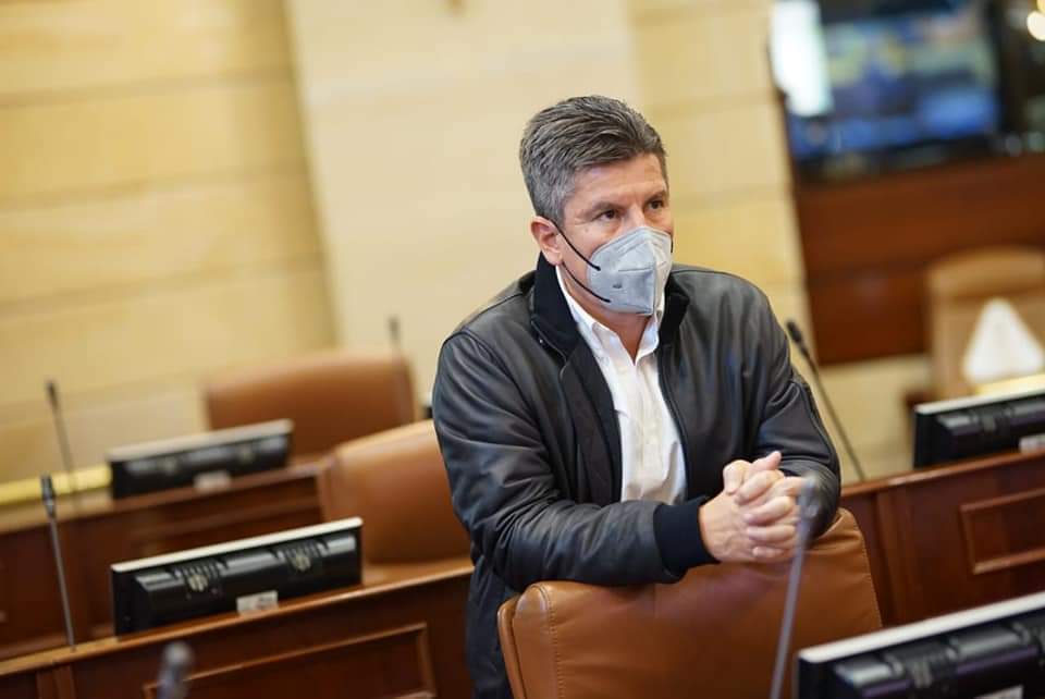 Ferro anuncia proyecto de ley para reducir el Congreso y bajar los sueldos de los congresistas