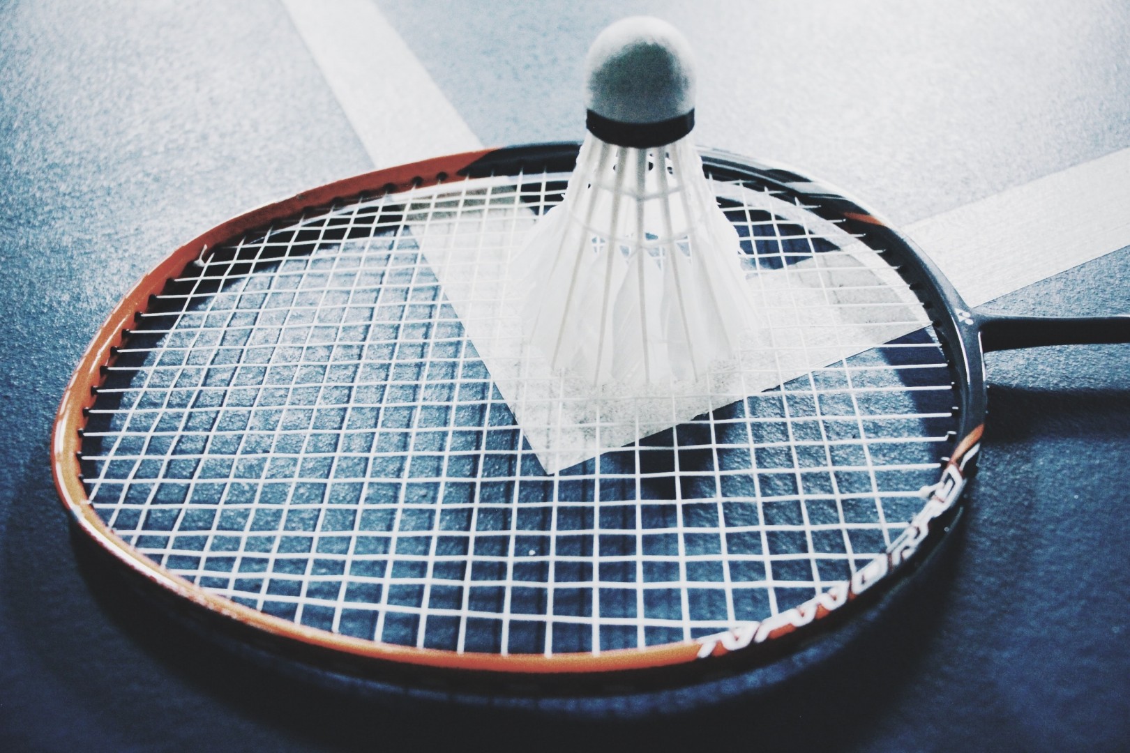 Descubre el nombre del deporte parecido al tenis que usa un volante
