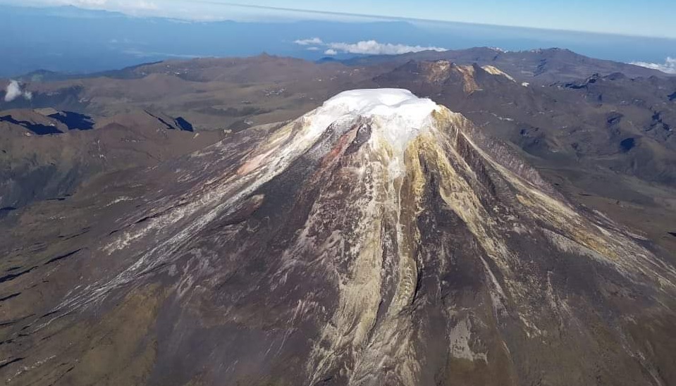 Científicos sobrevuelan el Volcán Nevado del Ruiz para supervisarlo