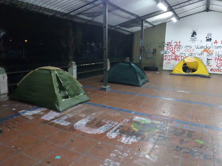 Estudiantes acampan en la UT para exigir gratuidad en las matrículas