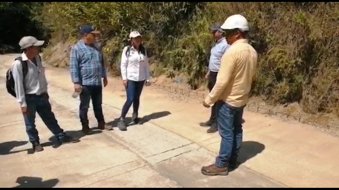 En construcción placas huellas en Calarma, zona rural de Chaparral