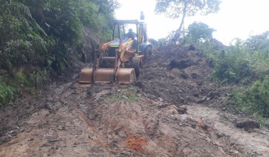 Gobierno alquila maquinaria amarilla para atender vías afectadas por las lluvias en el Tolima