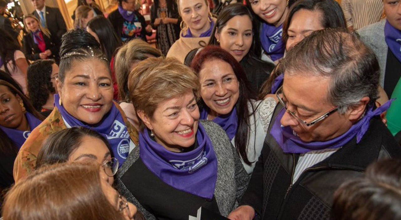 Gobierno celebra reducción de semanas de cotización para pensión de las mujeres