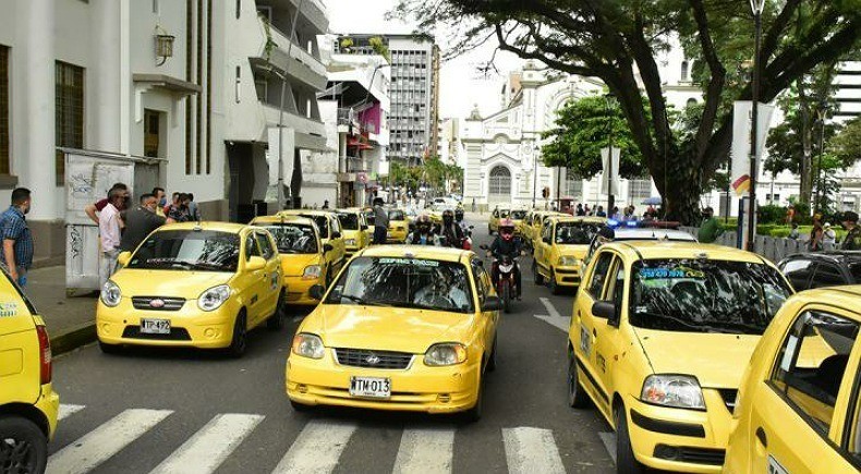 Taxistas amenazan con paro por precio de gasolina