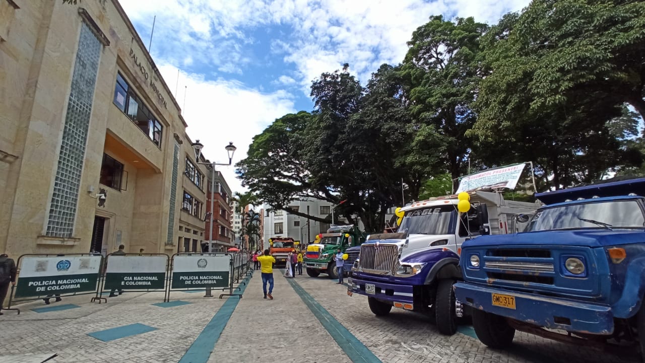 Gremio de volqueteros protestan frente a la AlcaldÃa de Ibagué
