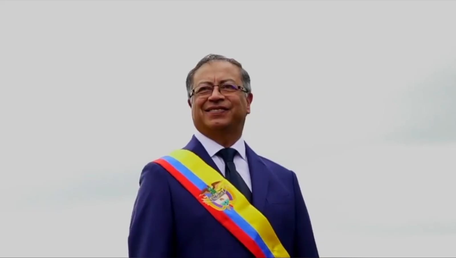 Gustavo Petro ya posa con la banda presidencial en Caño Cristales