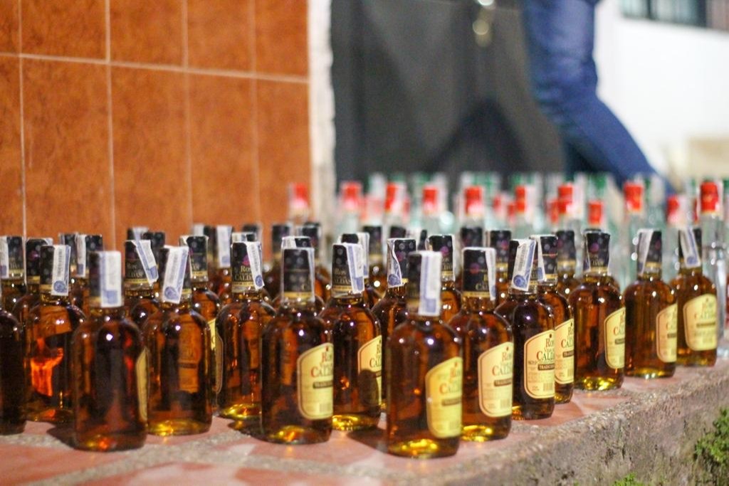 Hallan más de 100 botellas de licor adulterado en el barrio Ancón de Ibagué