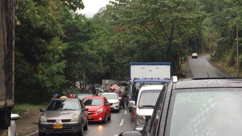 Hasta tres años se mantendrían los largos trancones en la vía Melgar - Bogotá