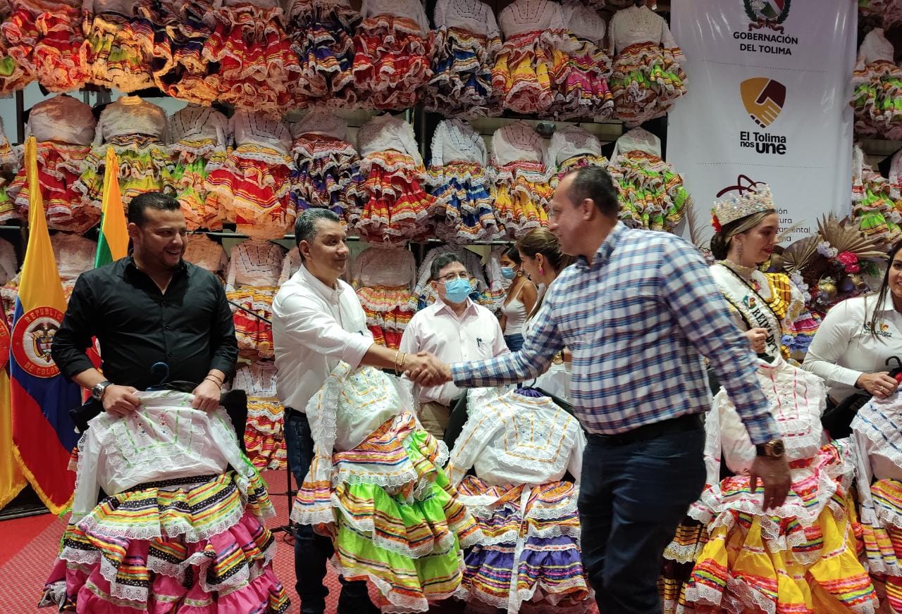 Histórica entrega de trajes típicos por parte de la Dirección de Cultura