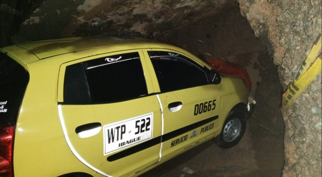 Tremendo hueco se 'tragó' a un taxi en Ibagué