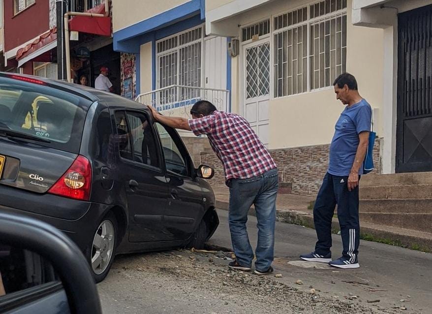Vuelve y juega: un hueco se tragó un vehículo en el barrio Jordan de Ibagué