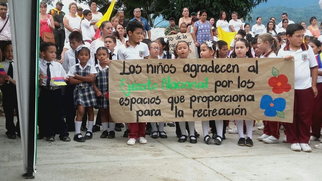 Niños de Villarrica estrenan parque infantil
