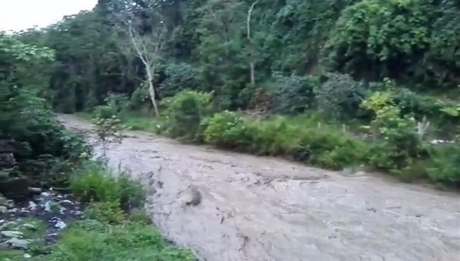 Evacúan a familias en Cajamarca por desbordamiento del río Anaime