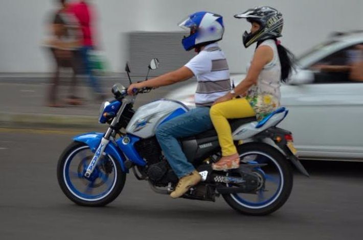 Restringen circulación de motocicletas con parrillero hombre durante festividades