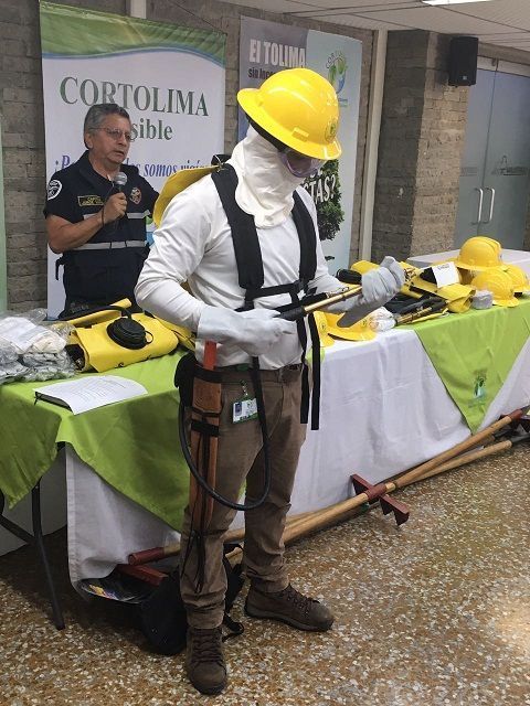 Cortolima entrega kits de control de incendios de coberturas vegetales