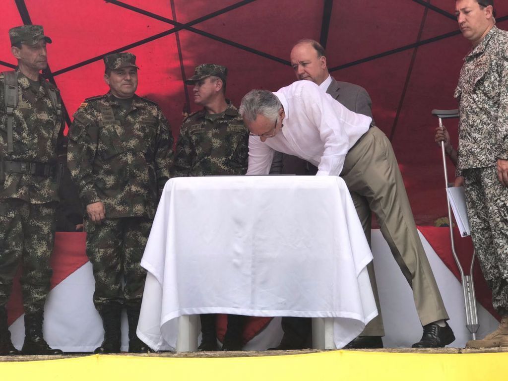 Alcaldía pavimentará 60 nuevas vías en convenio con el Ejército Nacional
