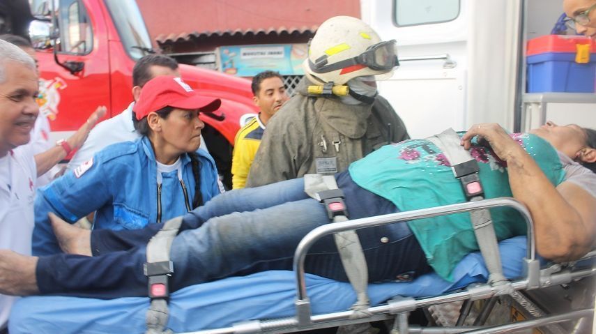 Se incendió fabrica de muebles en el barrio Las Ferias. Dos personas resultaron afectadas